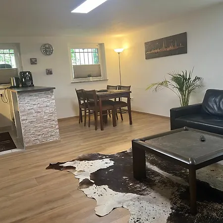 Charmante Souterrain דירה