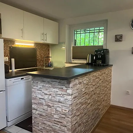 Charmante Souterrain Lägenhet *